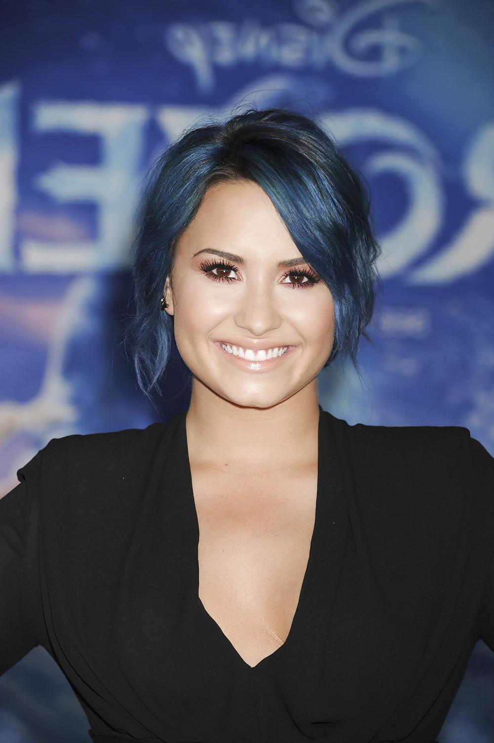25P Demi Lovato with blue hair and business style