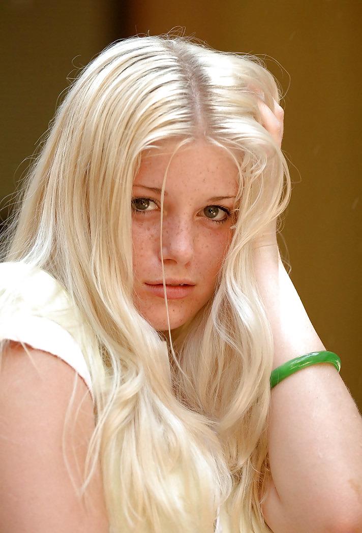 16P Freckled blonde hotness Carissa posing outdoors