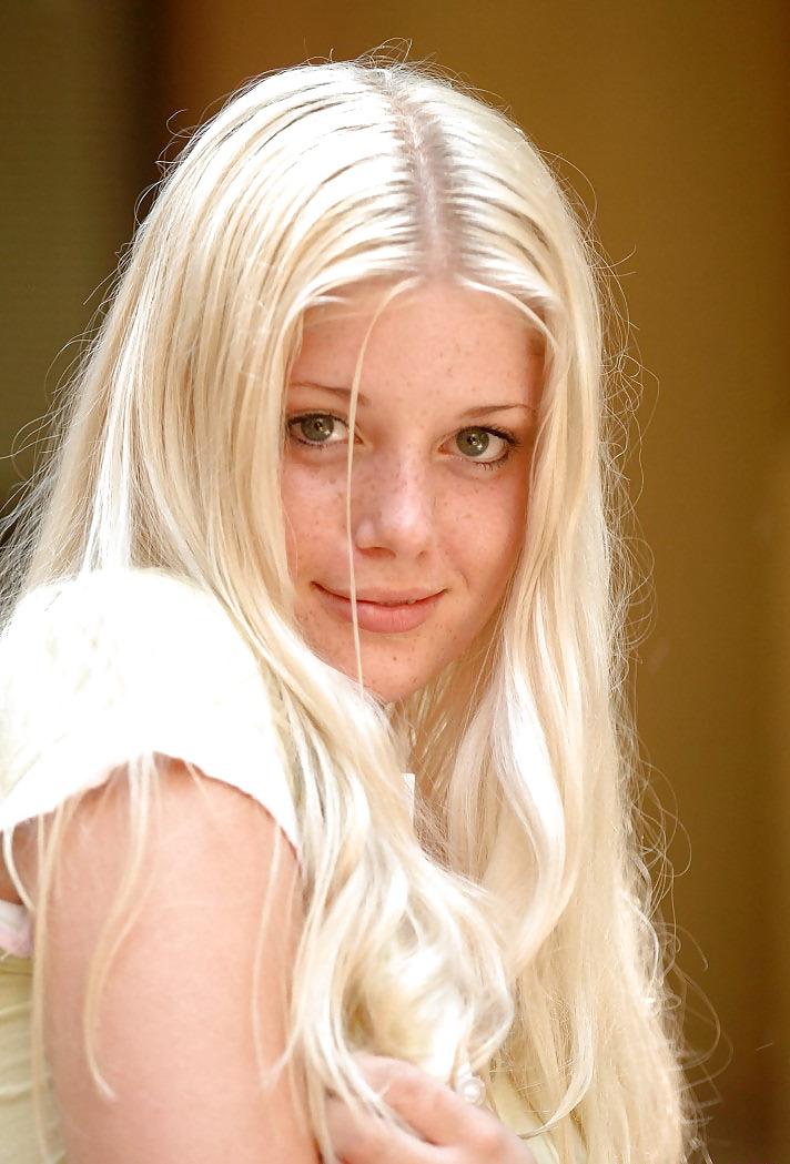 16P Freckled blonde hotness Carissa posing outdoors