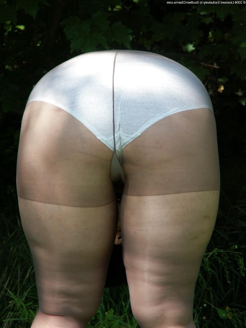 25P Grannys in pantyhose