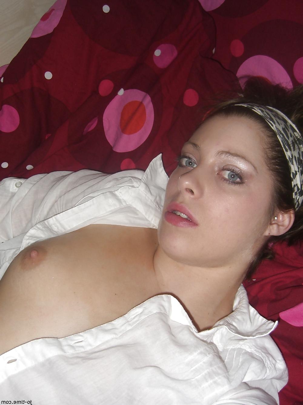 22P Her Homemade Pics : Blue Eyes, Wet Pussy