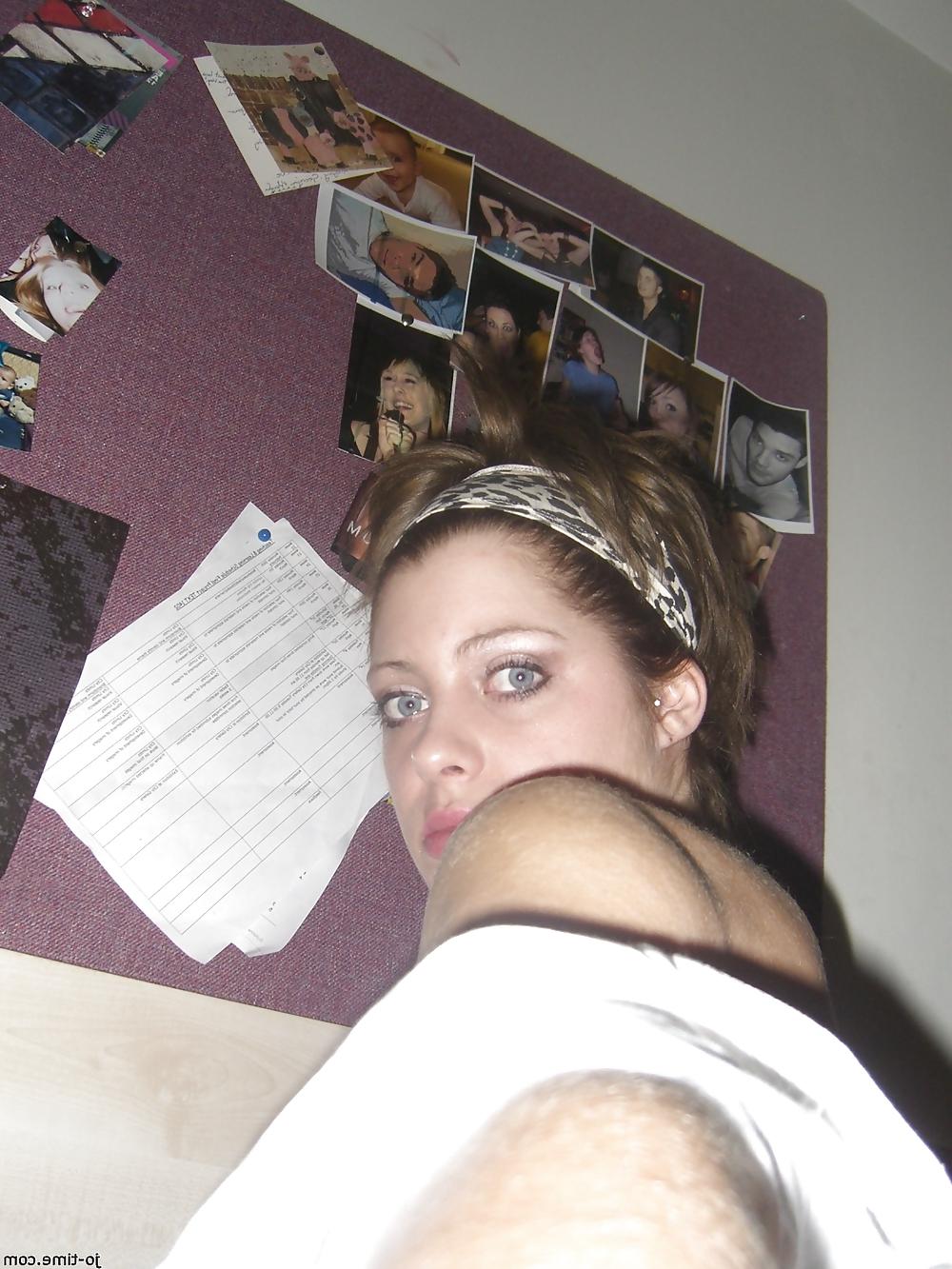 22P Her Homemade Pics : Blue Eyes, Wet Pussy
