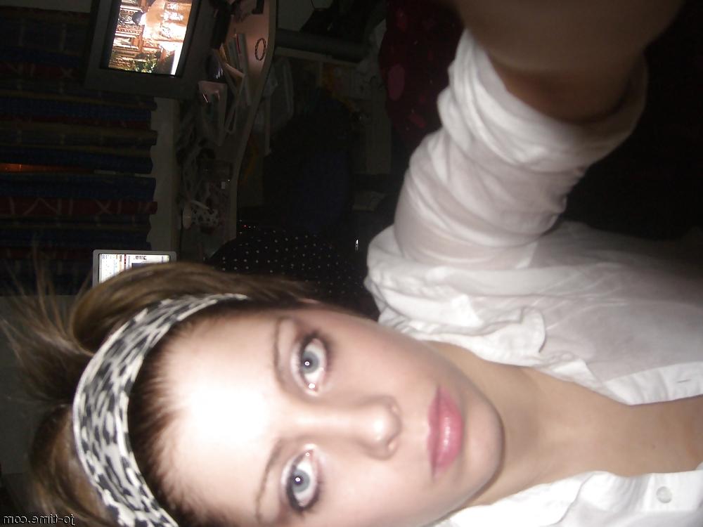 22P Her Homemade Pics : Blue Eyes, Wet Pussy