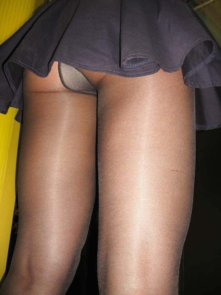 25P Pantyhose Upskirt