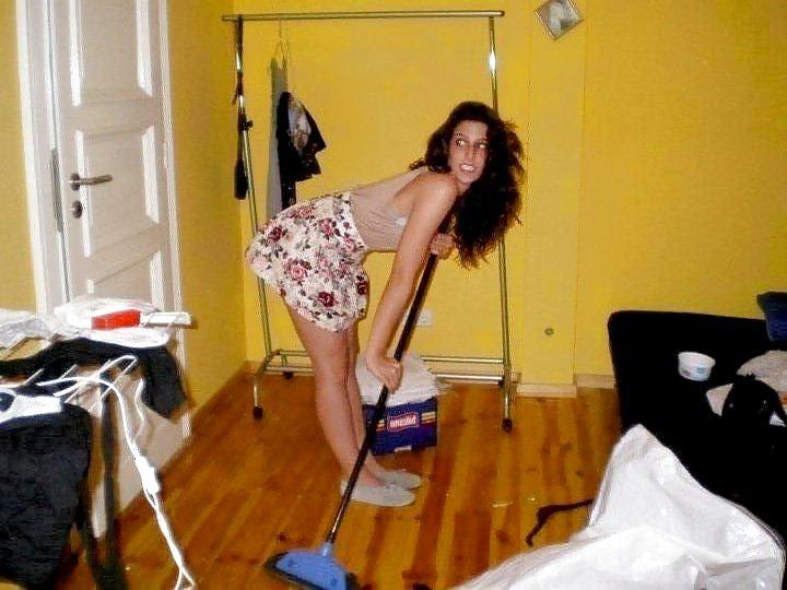 10P COMMENT ME DIRTY GUYS:-)  my Name Anna and 18 year old:-)