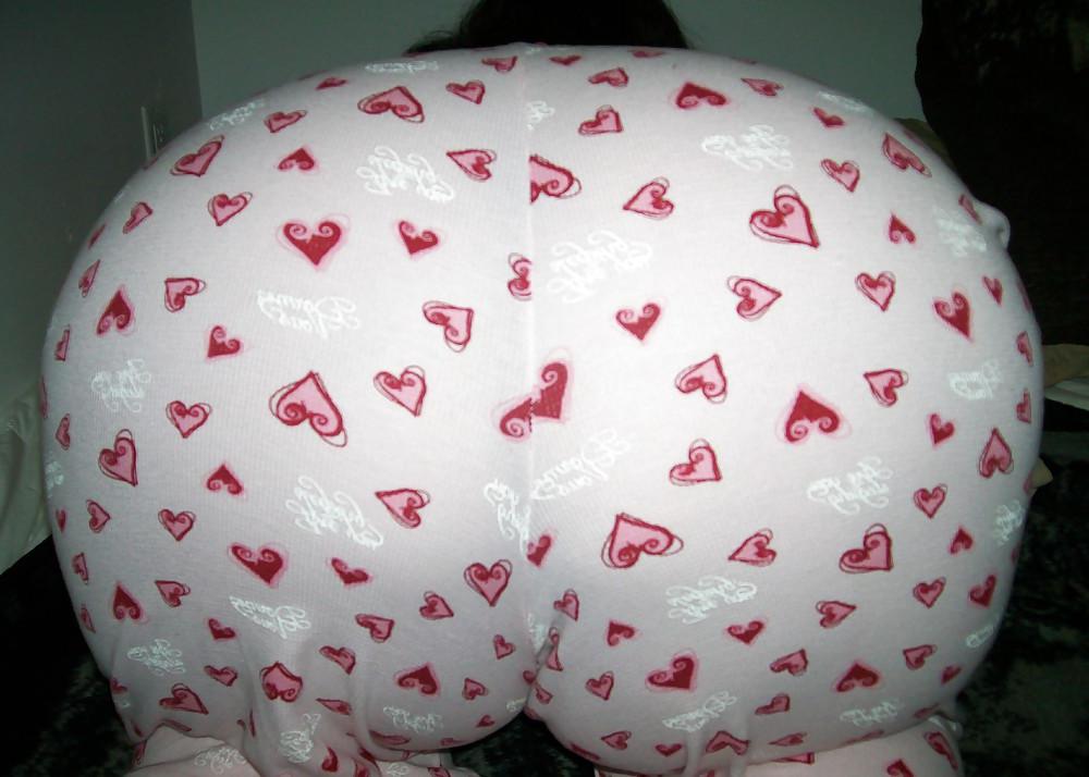 22P She does have a fat ass...