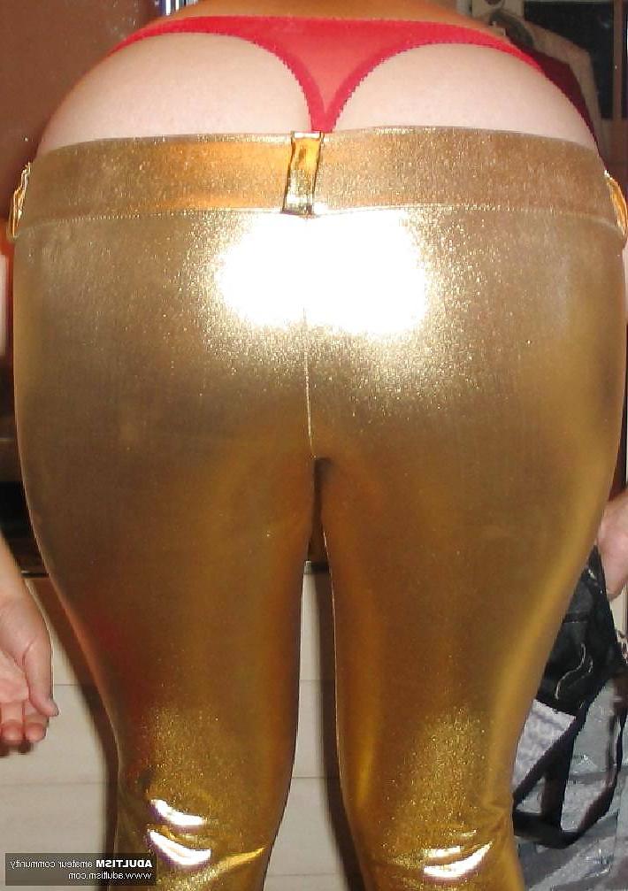 8P Slutty wife likes to show off her ass to on the street