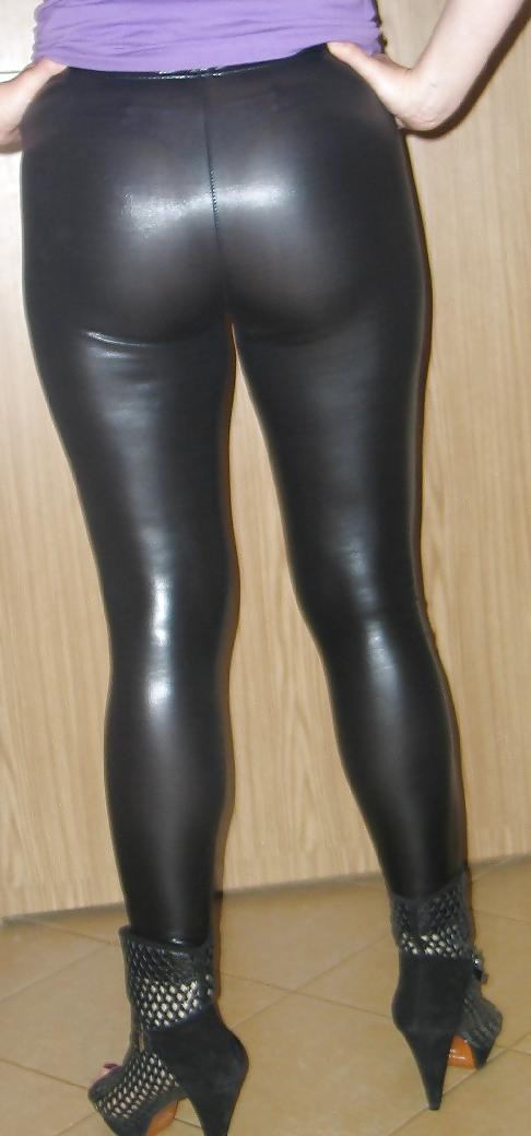 8P Slutty wife likes to show off her ass to on the street