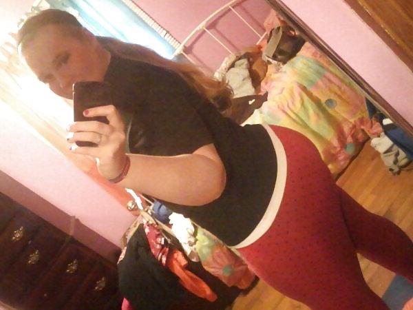 25P Thick babe Randie shows off her gorgeous ass