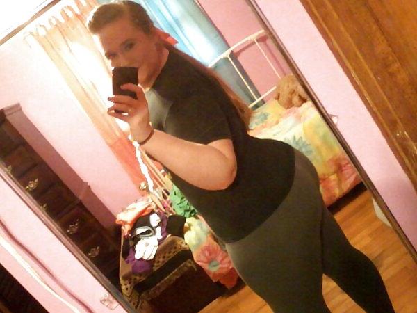 25P Thick babe Randie shows off her gorgeous ass