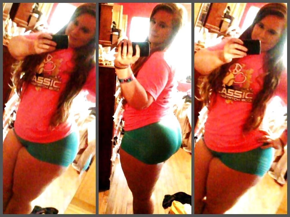 25P Thick babe Randie shows off her gorgeous ass