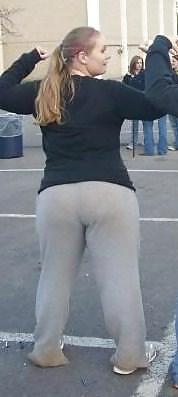 25P Thick babe Randie shows off her gorgeous ass