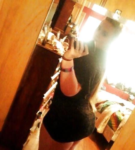 25P Thick babe Randie shows off her gorgeous ass