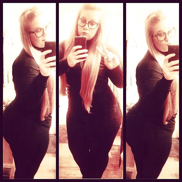 25P Thick babe Randie shows off her gorgeous ass