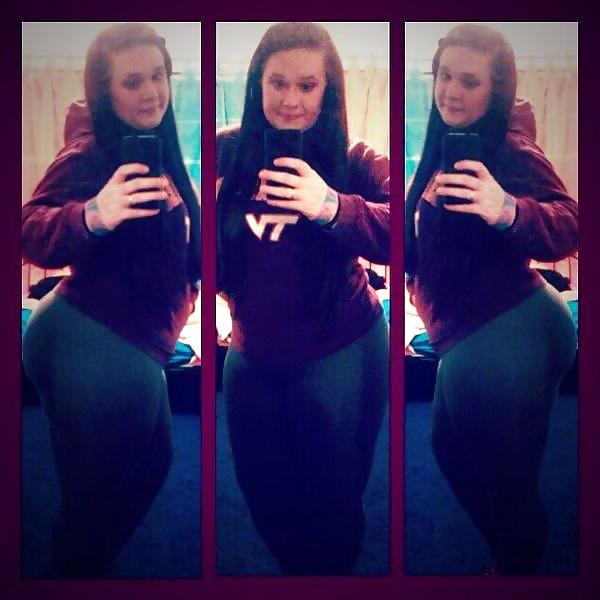 25P Thick babe Randie shows off her gorgeous ass
