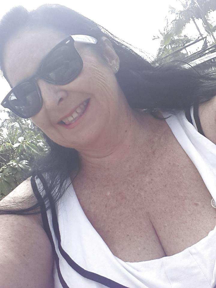 5P Busty dark-haired MILF!