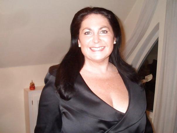 5P Busty dark-haired MILF!