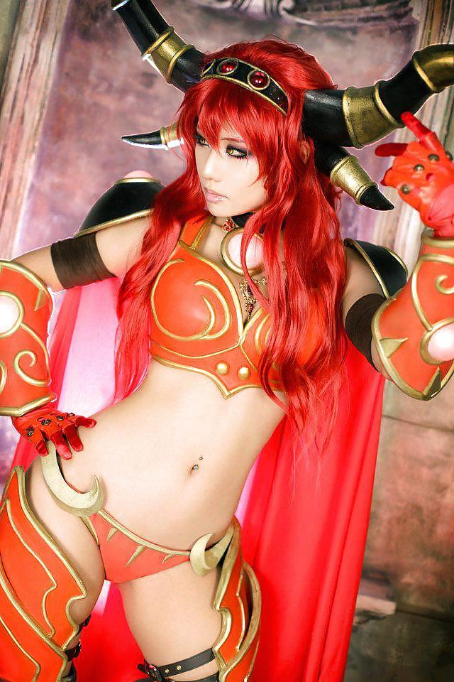 25P Sexy Cosplay Girls