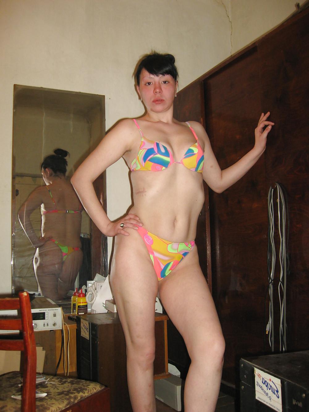 25P Lili in sexy swimsuit