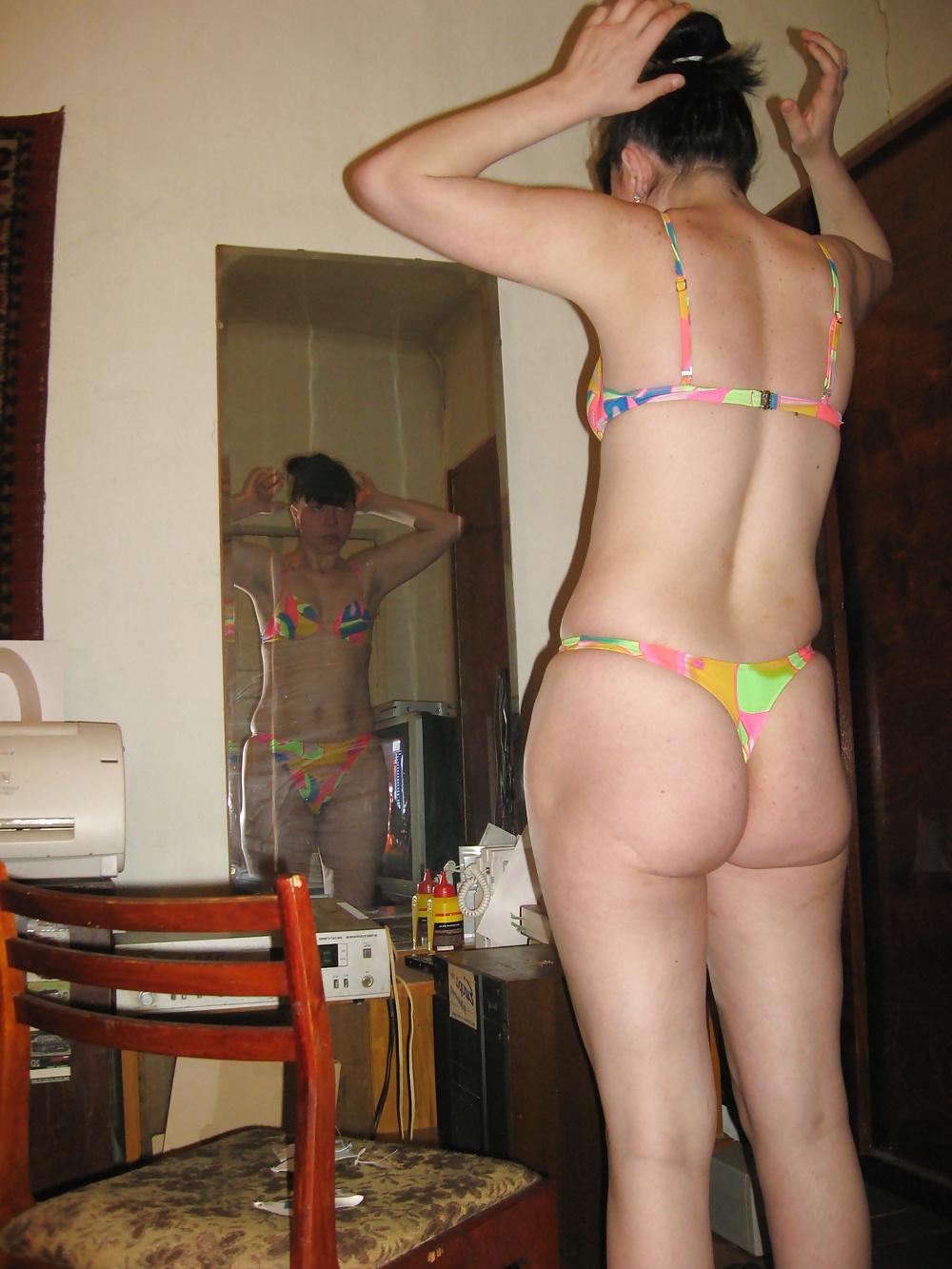 25P Lili in sexy swimsuit