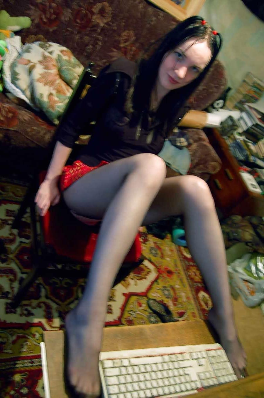 11P Amateur babe wearing pantyhose.