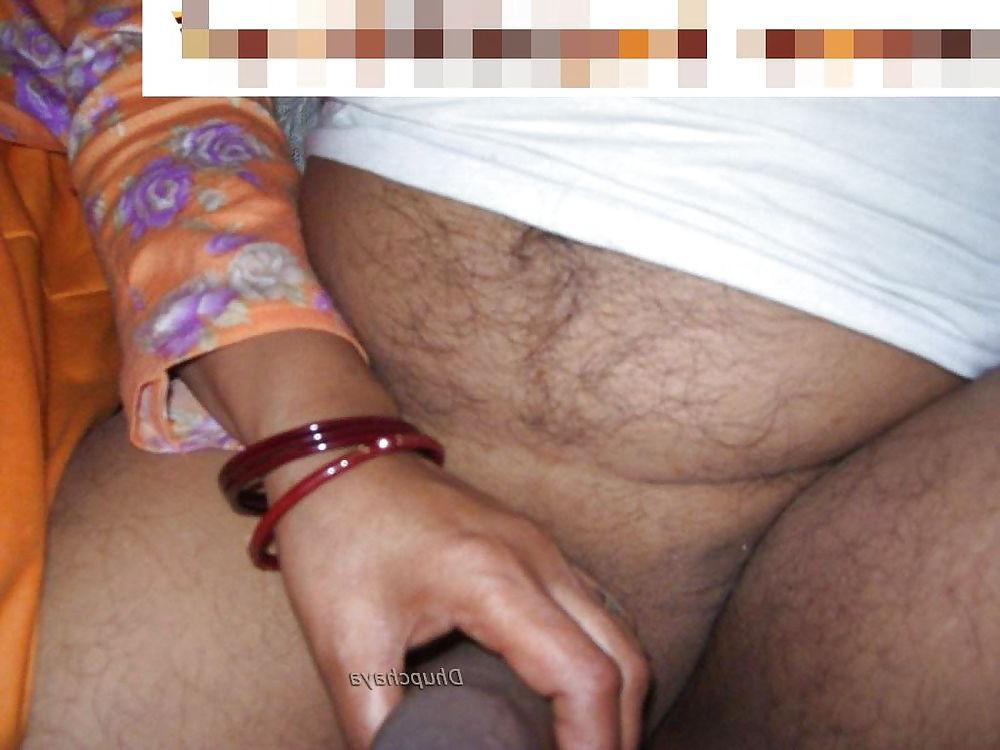 21P SHE IS INDIAN HOUSE WIFE AND LOOKI HER HOT BODY