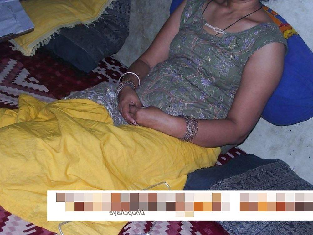 21P SHE IS INDIAN HOUSE WIFE AND LOOKI HER HOT BODY