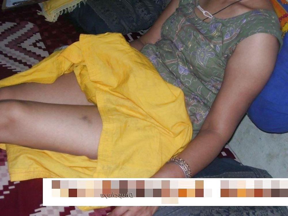 21P SHE IS INDIAN HOUSE WIFE AND LOOKI HER HOT BODY