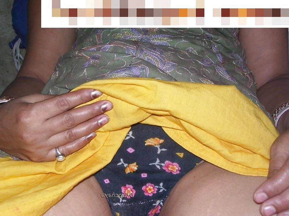 21P SHE IS INDIAN HOUSE WIFE AND LOOKI HER HOT BODY