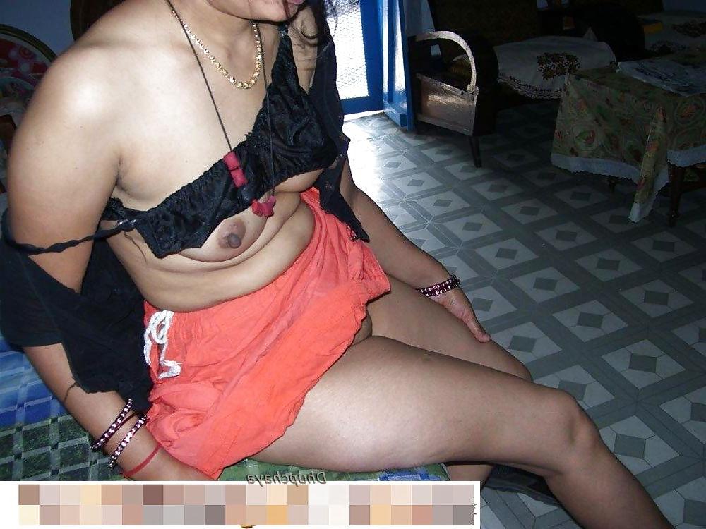 21P SHE IS INDIAN HOUSE WIFE AND LOOKI HER HOT BODY