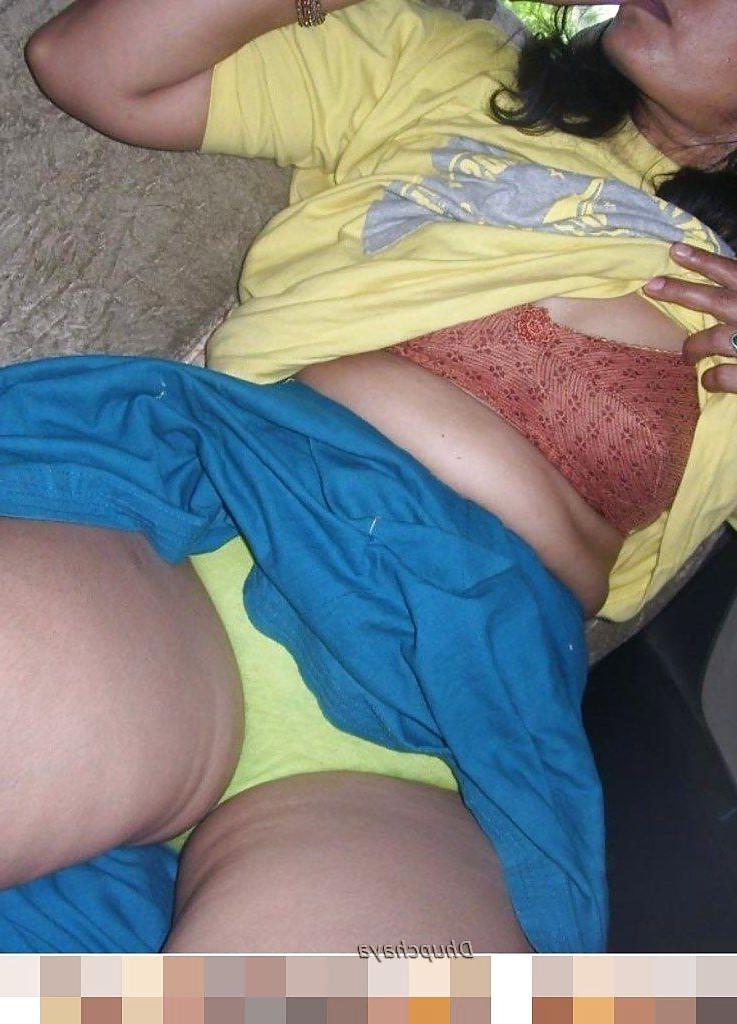 21P SHE IS INDIAN HOUSE WIFE AND LOOKI HER HOT BODY