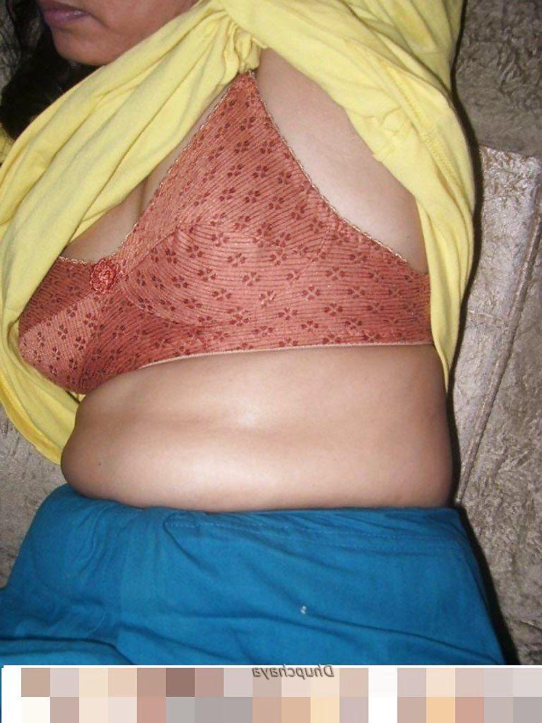 21P SHE IS INDIAN HOUSE WIFE AND LOOKI HER HOT BODY