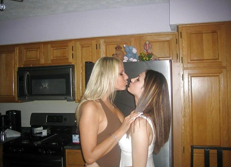 25P Some pics of real amateur teens and busty babe