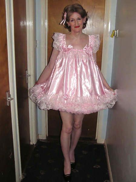 25P Sissy Boys love to dress up .