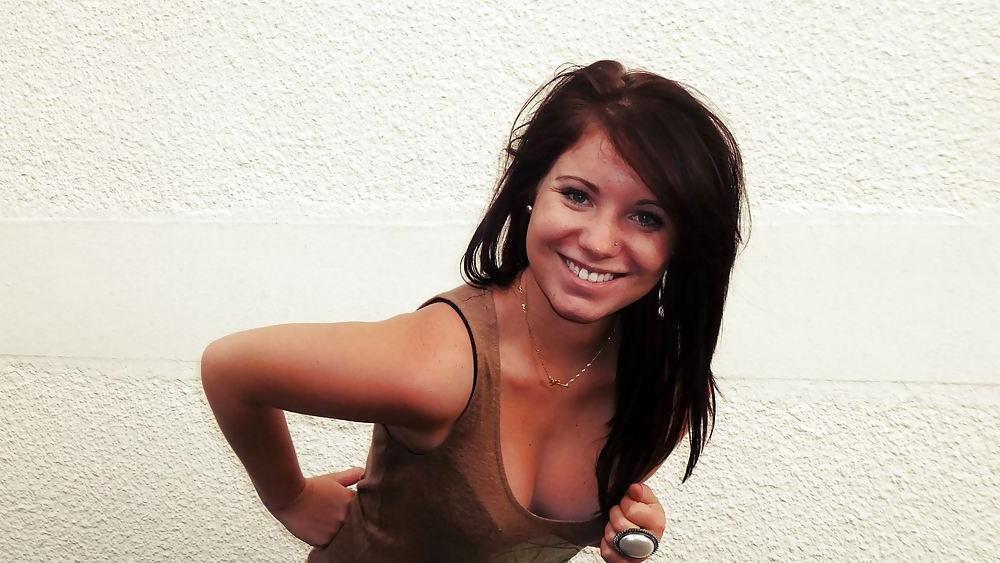 12P Amandine une petite salpe  French slut