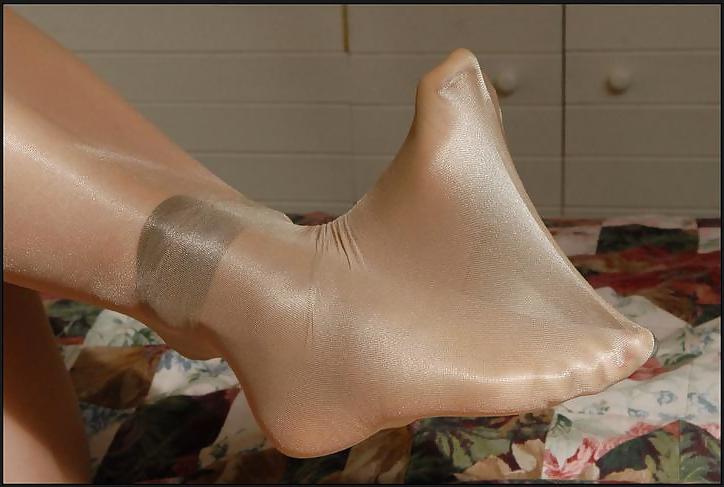 5P Footjob through pantyhose
