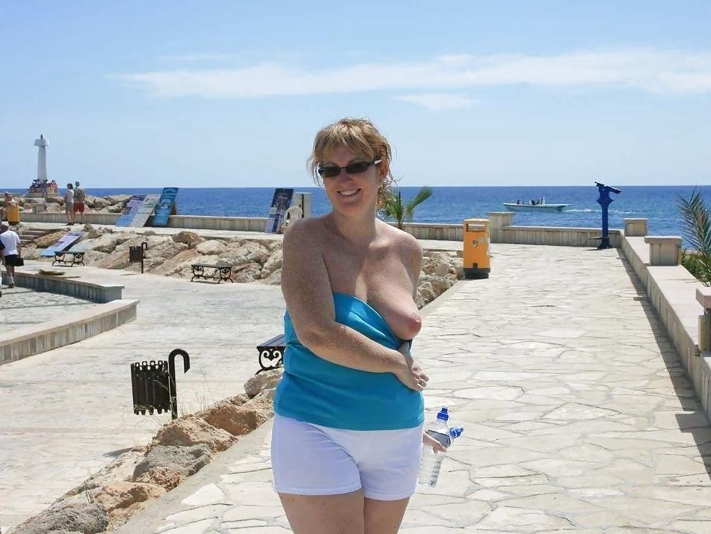 21P She Has Only One Breast Out 4