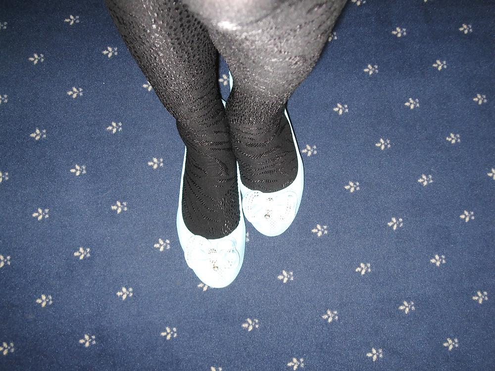 7P Black tights blue flats schwarze Nylons blaue Ballerinas
