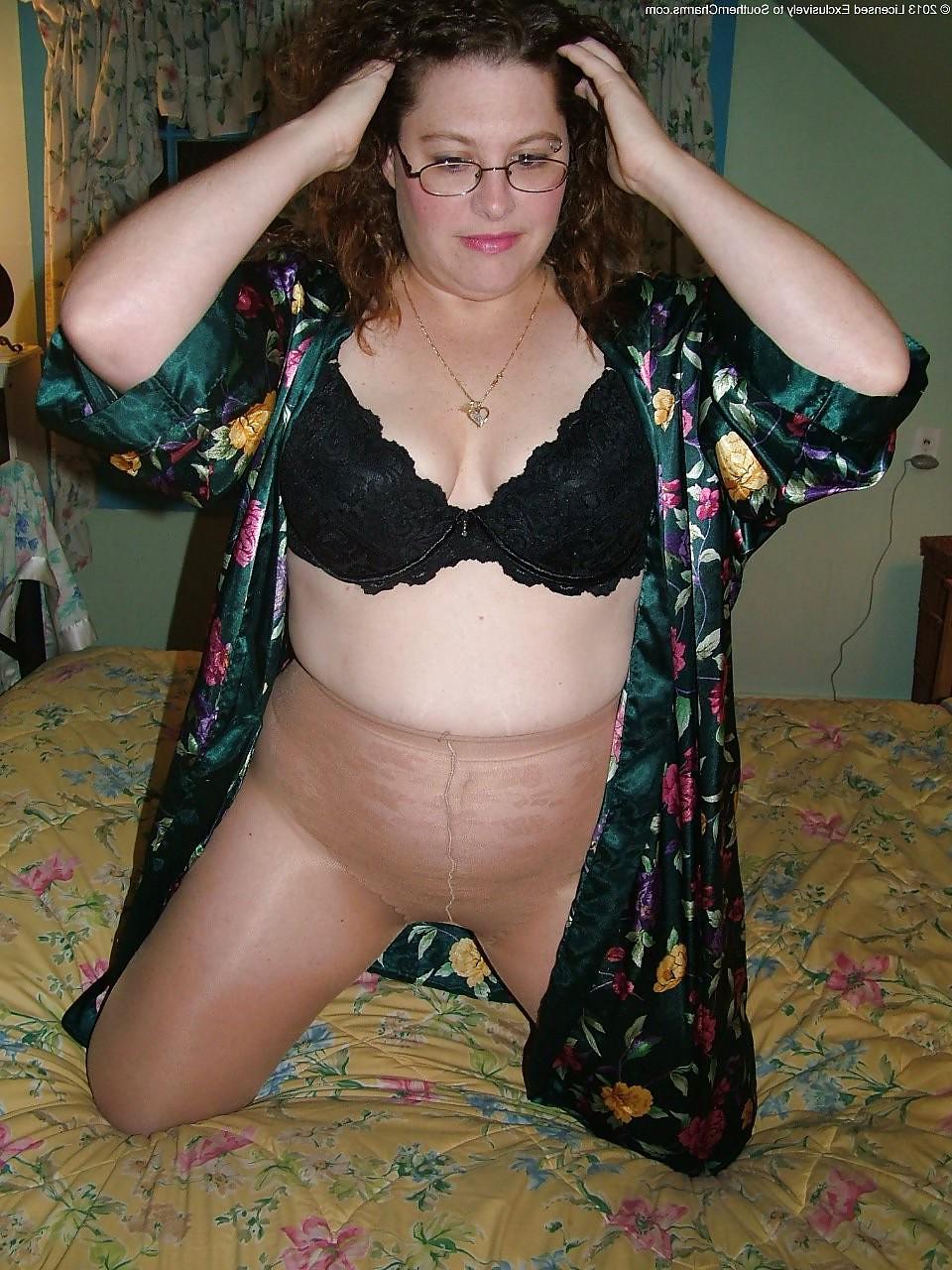 25P Grannys in pantyhose 