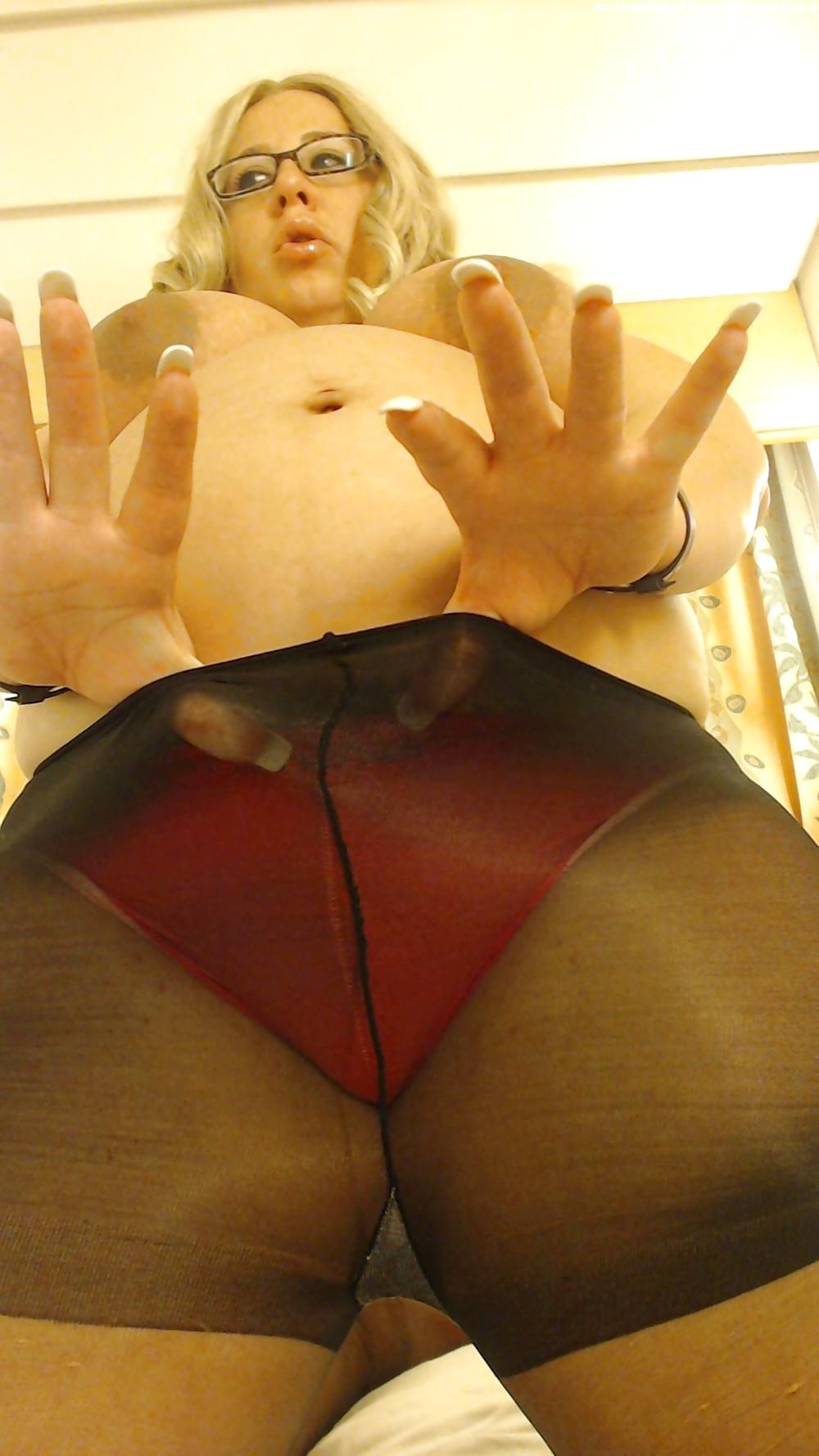 25P Grannys in pantyhose 