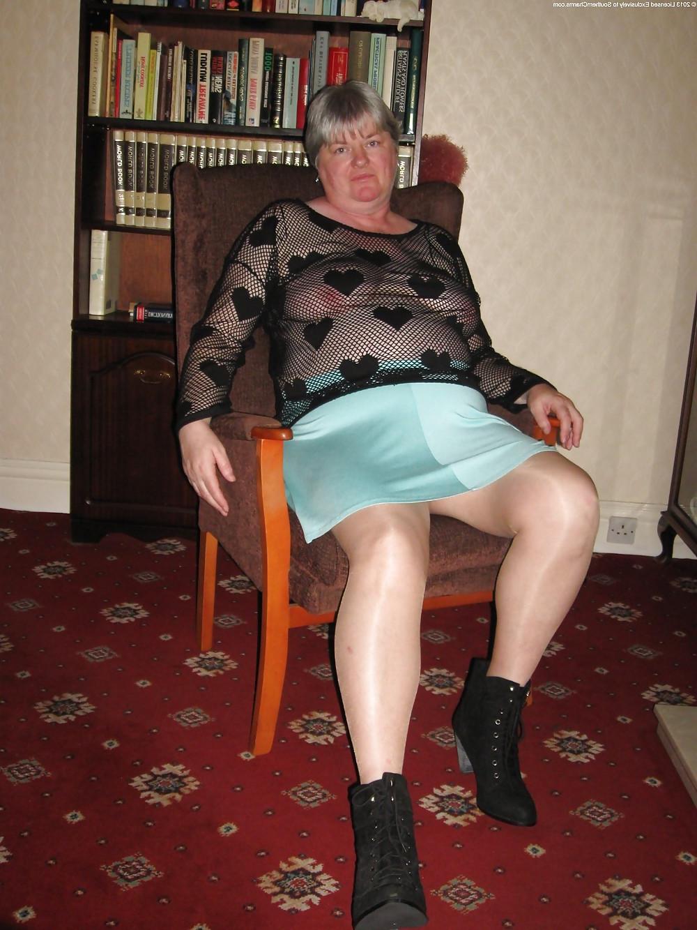 25P Grannys in pantyhose 