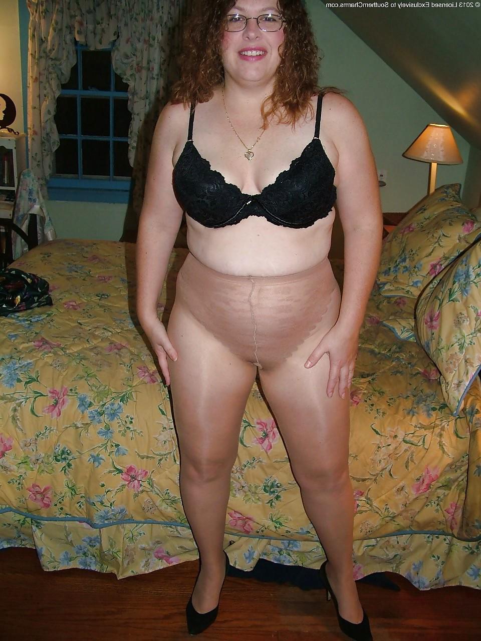 25P Grannys in pantyhose 