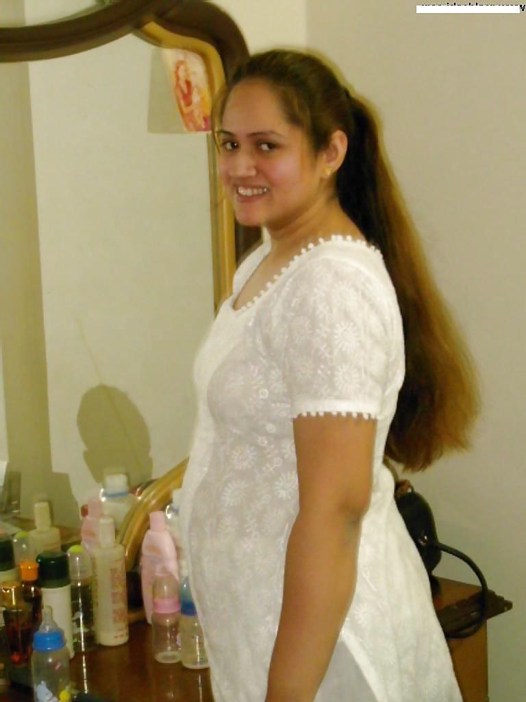 16P Indian Aunt Sanjo's sexy body