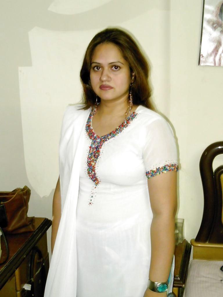 16P Indian Aunt Sanjo's sexy body