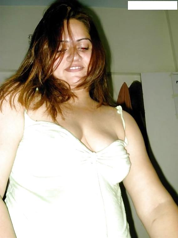 16P Indian Aunt Sanjo's sexy body