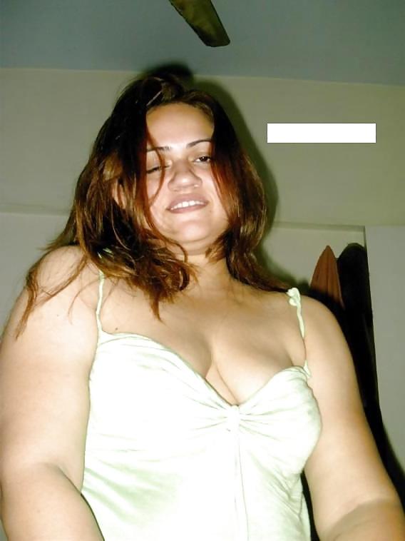 16P Indian Aunt Sanjo's sexy body