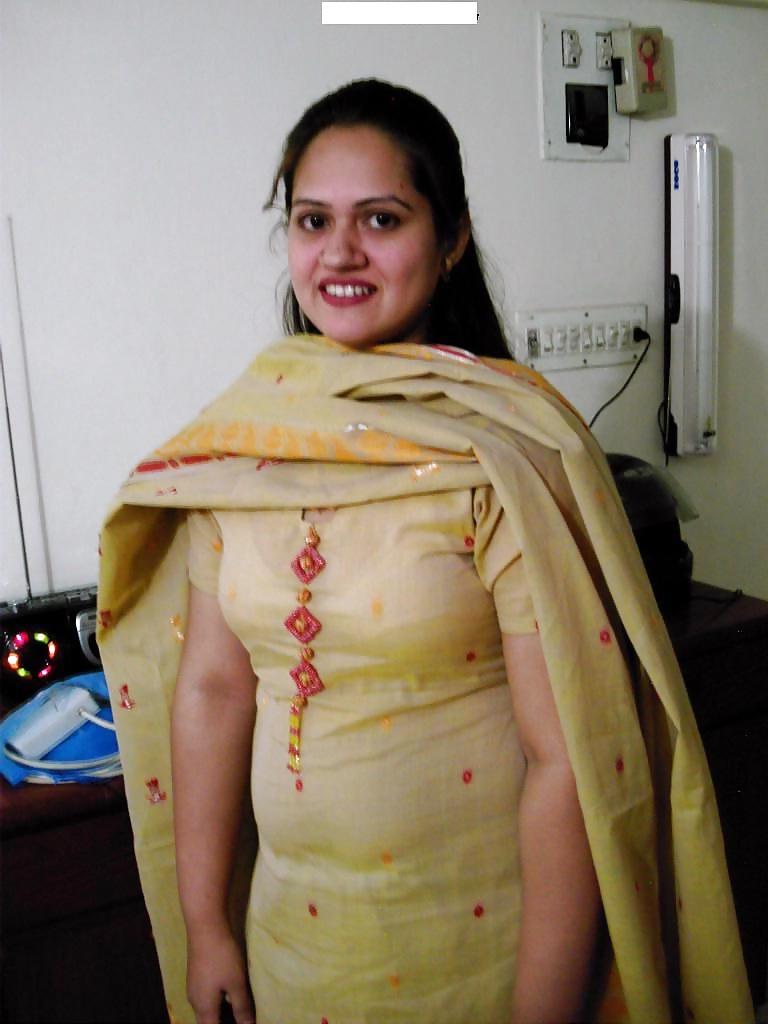 16P Indian Aunt Sanjo's sexy body