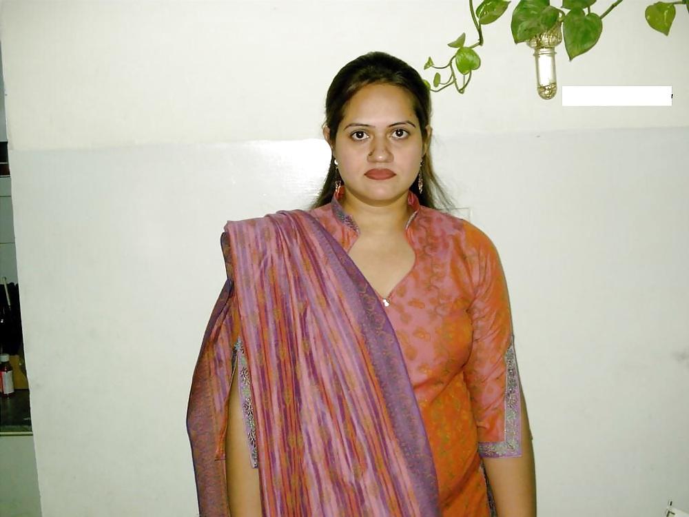 16P Indian Aunt Sanjo's sexy body