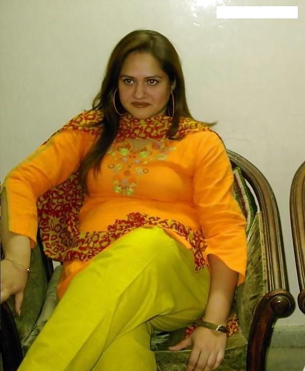 16P Indian Aunt Sanjo's sexy body