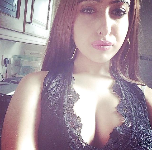 25P UK DIRTY PAKI SLUT YASMIN NEEDS FILTHY COMMENTS 